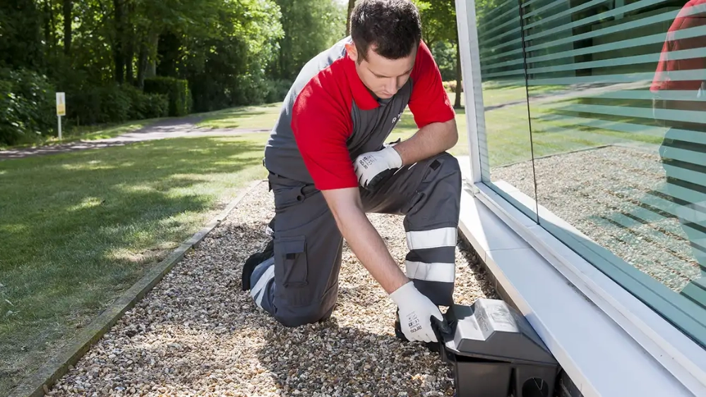 rentokil-technician-rat-control-bait-box-pestconnect-outdoors-autogate-header