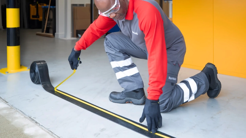 rentokil-flexi-armour-insulated-door-colleague-uk-2024-003.webp