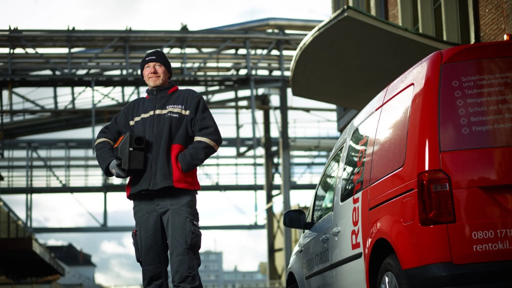 image-banner-stock-rentokil-colleague-technician-germany-autogate-food-pro-getty-70933160