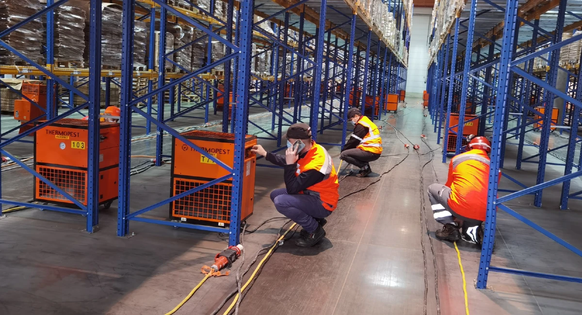 Techniekers aan het werk met hittekanonnen